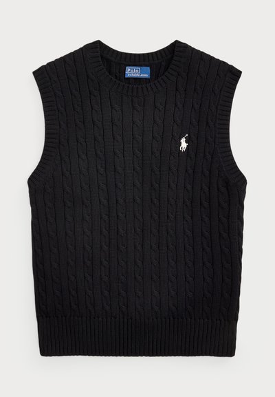 Svart ermeløs strikket genser med flettemønster, ribbestrikket kant og en liten hvit brodert logo på fronten.