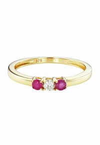 Anello d'oro con tre pietre: due rubini tondi ai lati di un diamante centrale. Fascia liscia con finitura lucida, contrassegnato '375'.
