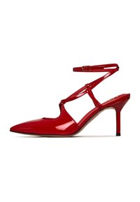 Crvena lakirana kožna štikla s šiljastim prstom, trakicom oko gležnja i izrezanim detaljima, koja se ističe elegantnim stiletto potpeticama.