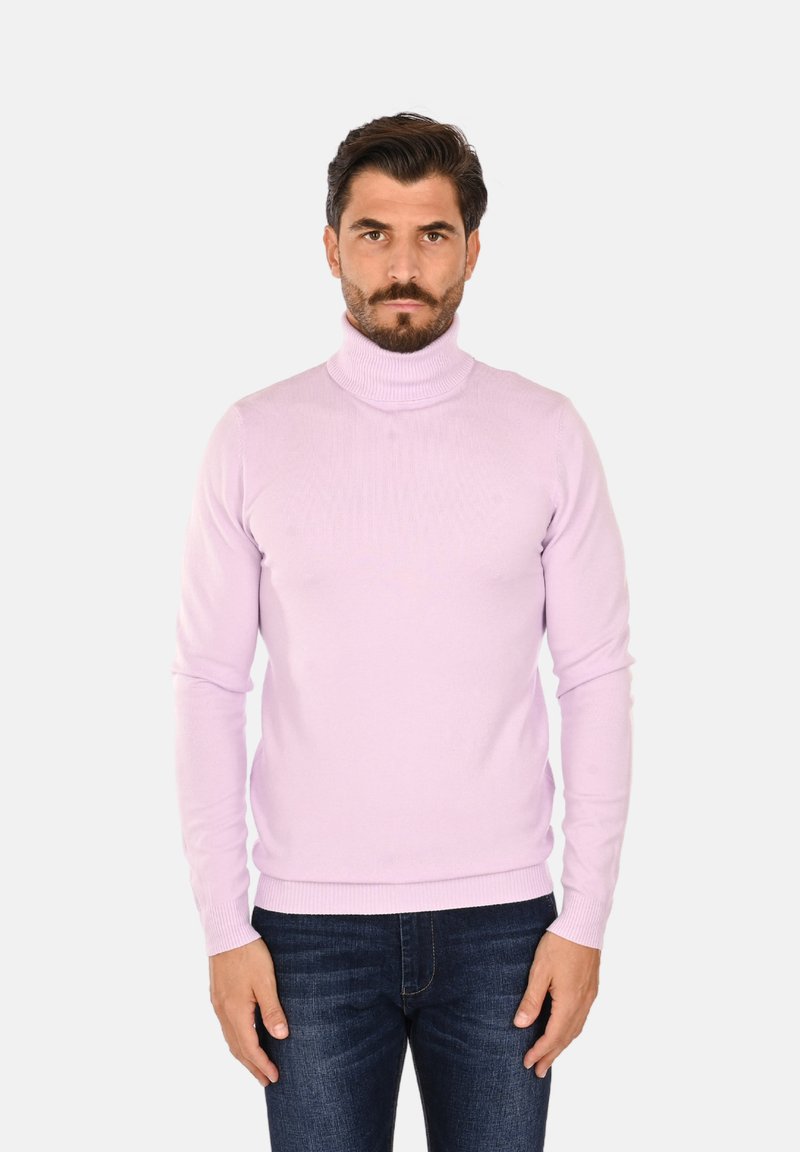 Maglione a collo alto di color viola chiaro, con una vestibilità aderente, realizzato in un materiale a maglia liscia, abbinato a jeans scuri. I dettagli includono polsini e orlo a costine.