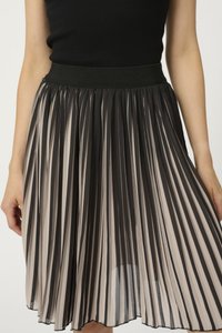 Crno in kožno nabran krilo z elastičnim pasom. Tkanina ima izmenične tanke črte in ima tekočo teksturo.