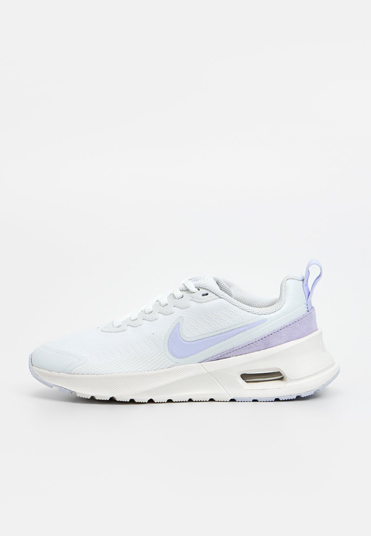 Zapatilla deportiva blanca con acentos morados claros. Parte superior de malla, collar acolchado y amortiguación de aire visible en la suela. Elementos de diseño texturizados presentes.