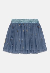 Niebieska spódnica z tiulu z błyszczącym paskiem w talii. Posiada złotą i niebieską haftowaną florystykę na całej powierzchni, warstwowy fason dodaje objętości.