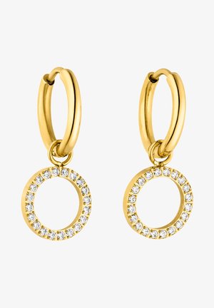 Goldene Creolen mit einem runden Anhänger, der mit klaren, runden Strasssteinen besetzt ist. Glatte Oberfläche, minimalistisches Design mit polierter Textur.