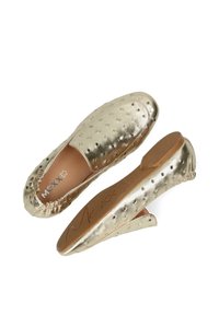 Zlaté metalické kovové slip-on boty s texturovaným vzorem a hrotovými akcenty. Mají elastický límec a plochou gumovou podrážku.