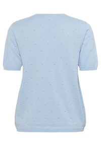Helles blaues Kurzarmoberteil aus weichem Strick, mit einem erhabenen Punktmuster über dem Stoff und einem Rundhalsausschnitt.