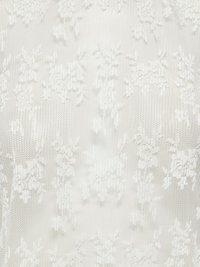 Tissu en dentelle blanche avec un motif floral aux détails complexes et une surface fine et texturée. Matière douce et semi-transparente.