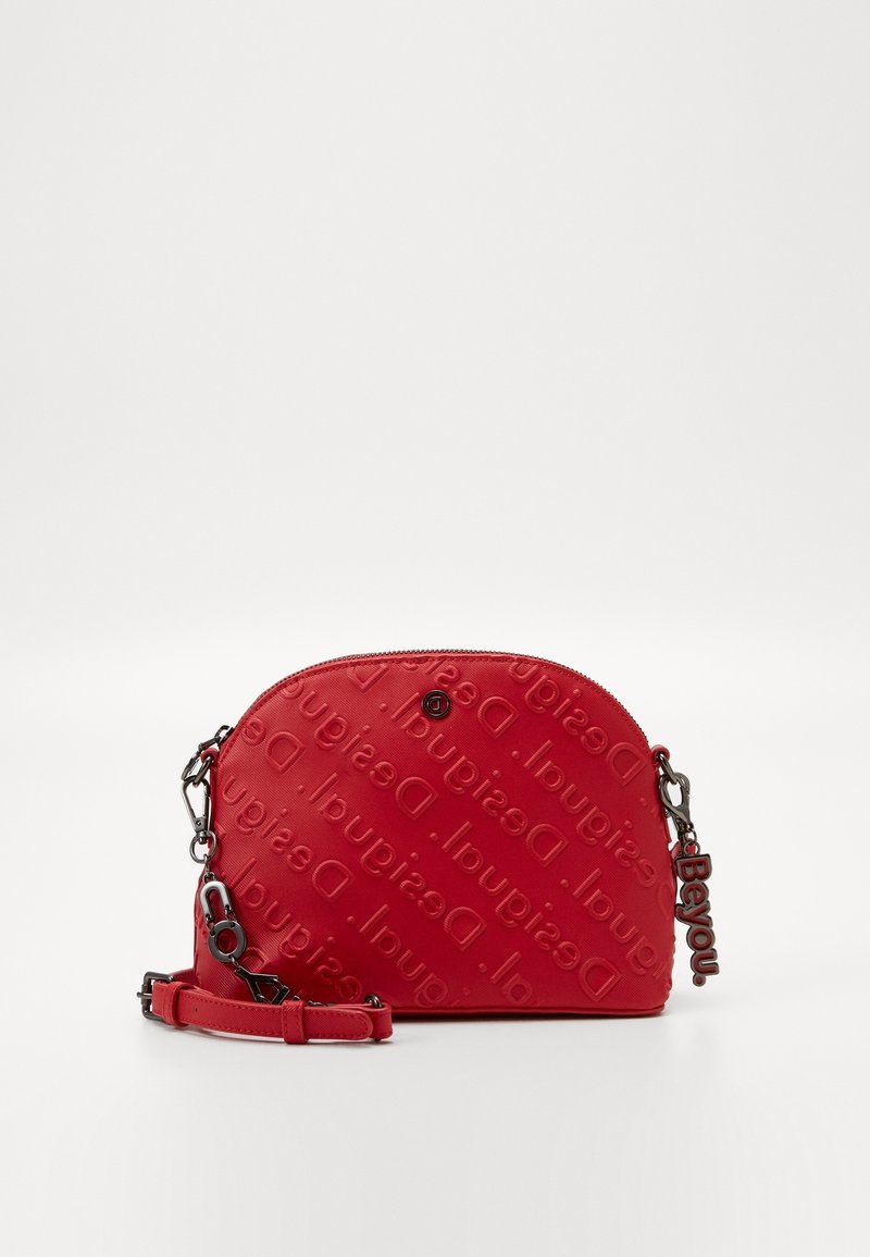 Sac à bandoulière en synthétique rouge avec un motif de logo embossé, forme arrondie, fermeture par zip et bandoulière amovible avec des accents en métal.