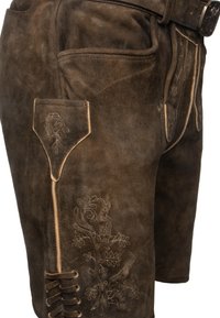 Hnědé semišové šortky s propracovanou výšivkou na nohavici, bočními kapsami a šněrováním u lemu pro tradiční vzhled.