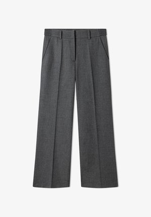 Pantalon de costume gris foncé à jambe droite avec plis à l'avant et poches latérales sur fond blanc.