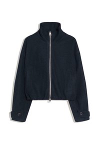 Laivastonsininen lyhyt takki, jossa korkea kaulus, edessä hopeinen vetoketju, kaksi etutaskua ja pitkissä hihoissa napilliset kalvosimet.