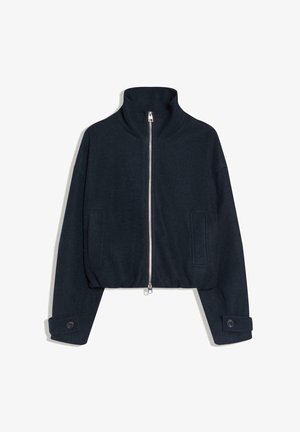 Temno modra kratka jakna z visokim ovratnikom, srebrnim sprednjim zadrgo, dvema sprednjima žepoma in zapenjanjem na gumb na dolgih rokavih.