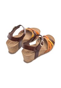 Sandali con zeppa in pelle marrone, caratterizzati da cinturini arancioni e gialli, tacco in sughero e chiusura con fibbia. Soletta morbida e testurizzata con logo del marchio.