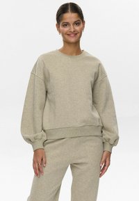 Sudadera grande de color gris claro con escote redondo, puños y dobladillo acanalados. Textura suave, mangas abullonadas y detalles de diseño minimalistas.