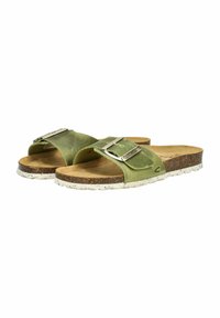 Zelené pantofle na slip-on se dvěma nastavitelnými pásky, stříbrnými kovovými přezkami, korkovou stélkou a texturovanou bílou gumovou podešví s tečkami.