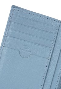 Helles blaues Leder-Kartenetui mit mehreren Kartenfächern, strukturierten Oberflächen und einem sicheren Fach mit RFID-Schutzlogo.