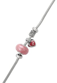 Bracciale in argento con un perla in ceramica rosa liscia, un charm in argento dettagliato e un pendente a forma di cuore rosso con il numero "2" in bianco.