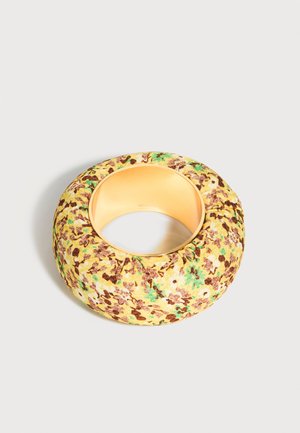 Brățară rotundă acoperită cu material textil, cu bază galbenă și model floral maro și verde, prezentând interior finizat în tonuri aurii.
