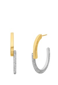 Pendiente de aro de tono dorado con un diseño curvado, adornado con pequeños acentos de cristal en una mitad y un acabado liso en tono plateado en la otra.