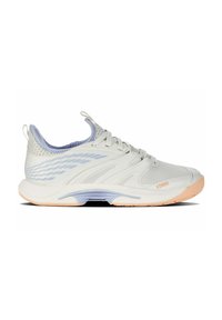 Zapatilla deportiva ligera, con una parte superior de malla blanca y toques en lavanda, paneles texturizados y una suela acolchada con una base de melocotón.