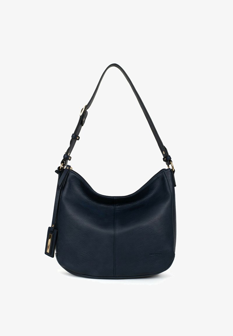 Borsa a spalla in pelle blu navy con forma curvata, tracolla regolabile e hardware in tonalità oro. Texture liscia con design minimalista.
