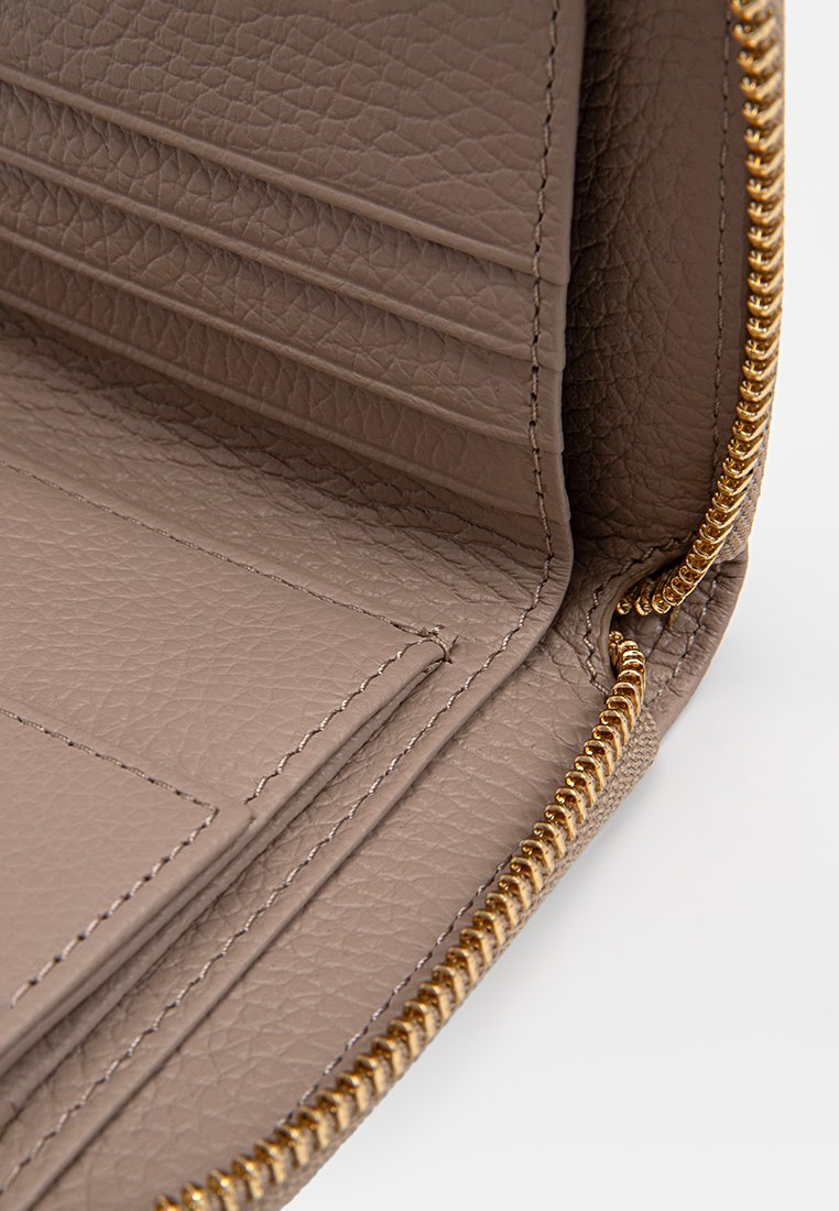 Portafoglio zip-around in pelle taupe testurizzata con zip dorata, dotato di molteplici scomparti per carte e fodera interna liscia.