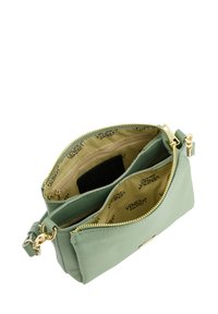 Grüne Lederhandtasche mit goldenen Beschlägen, ausgestattet mit zwei Fächern und einer strukturierten Oberfläche. Das Innere hat ein Logo-Muster. Mit Reißverschlussverschluss.
