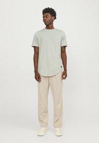 Jack & Jones JJENOA TEE CREW NECK - Basic póló - desert sage