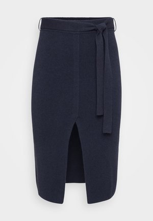 Jupe en tricot bleu marine avec une fente avant et une ceinture à nouer à la taille, présentée sur fond blanc.