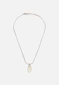 Collier en chaîne argentée avec un pendentif ovale ornée d'une lettre "A" en or, texture lisse et fermeture à fermoir sécurisée.