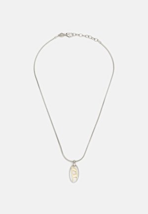 Collar de cadena de plata con un colgante ovalado que presenta un diseño de letra "A" en oro, textura suave y cierre seguro.