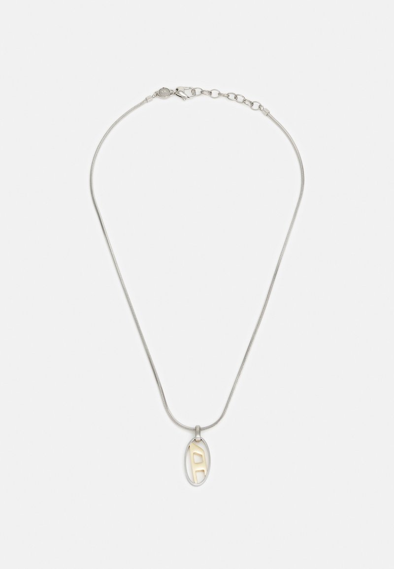 Collier en chaîne argentée avec un pendentif ovale ornée d'une lettre "A" en or, texture lisse et fermeture à fermoir sécurisée.
