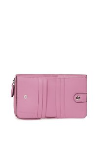 Portafoglio in pelle rosa con molteplici slot per carte, scomparto con zip e chiusura a scatto. Presenta una texture liscia e un logo impresso.