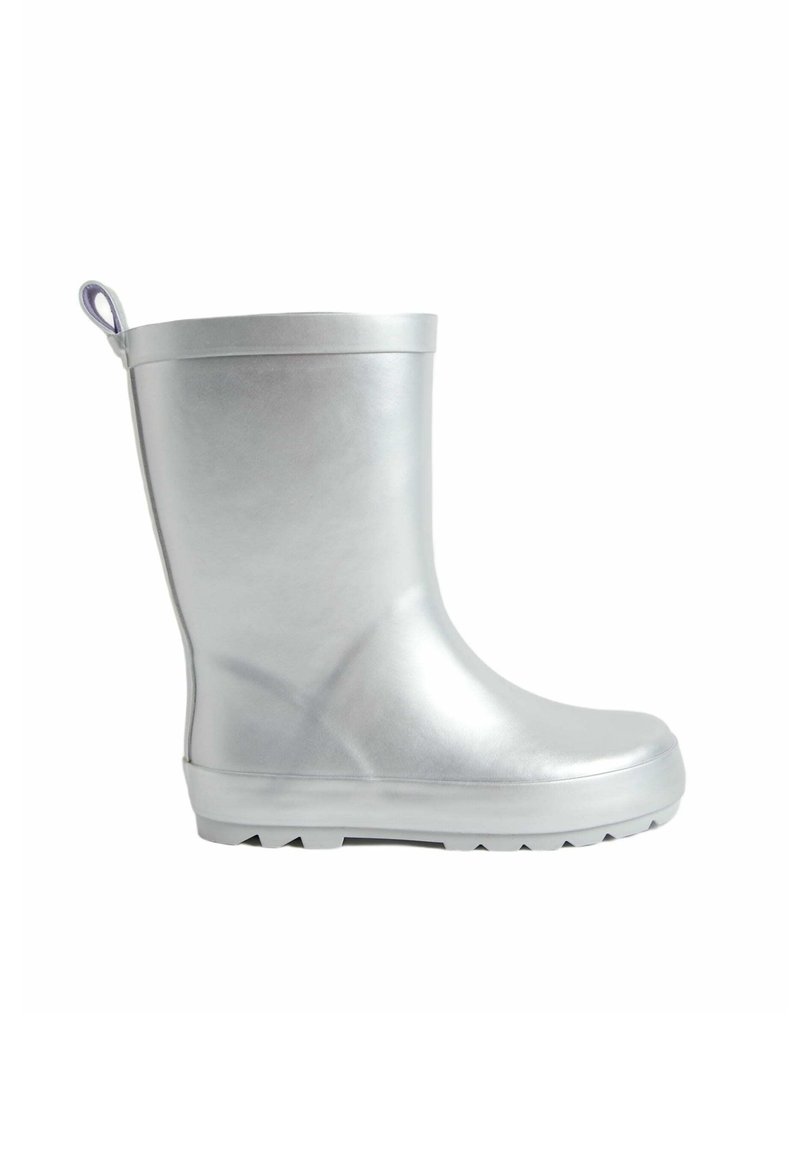 Bota de lluvia de goma plateada con una textura suave y brillante, punta redondeada y un lazo en la parte posterior. Presenta una suela sólida y con relieve para mayor tracción.
