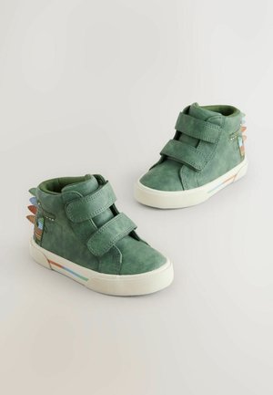 Grønne ruskinds høje sneakers med to justerbare velcro-remme, hvid gummisål og farverige fjerlignende accenter på hælen.