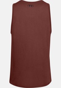 Czerwony bezrękawnik sportowy wykonany z gładkiego, lekkiego materiału, z małym logo z tyłu i zaokrąglonym dołem.