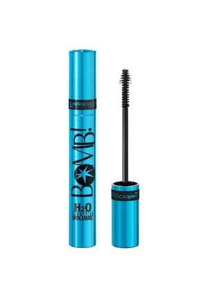 Tubetto di mascara blu brillante con etichetta "BOMBI H2O Instant Volume" e scovolino nero dotato di setole spesse.