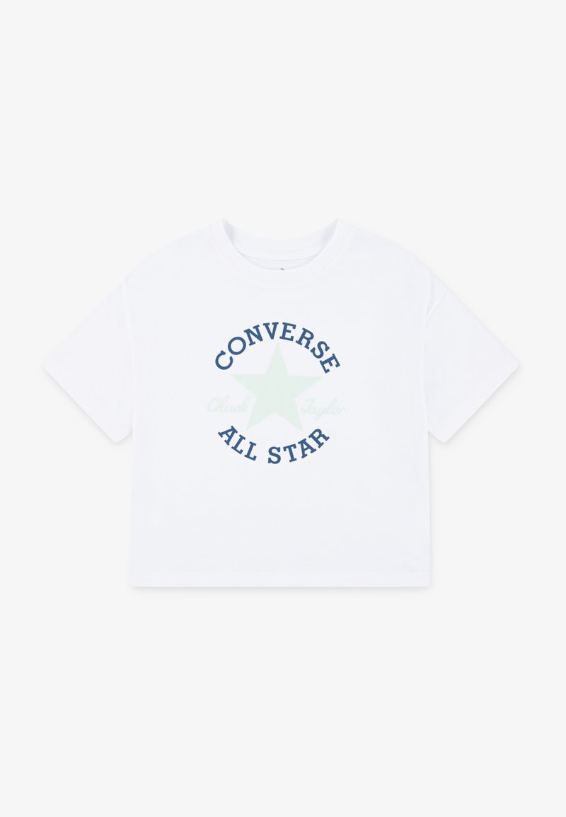Camiseta corta blanca de algodón. Presenta un logotipo de estrella en azul y verde con el texto "Converse All Star" impreso en negrita. Mangas cortas.