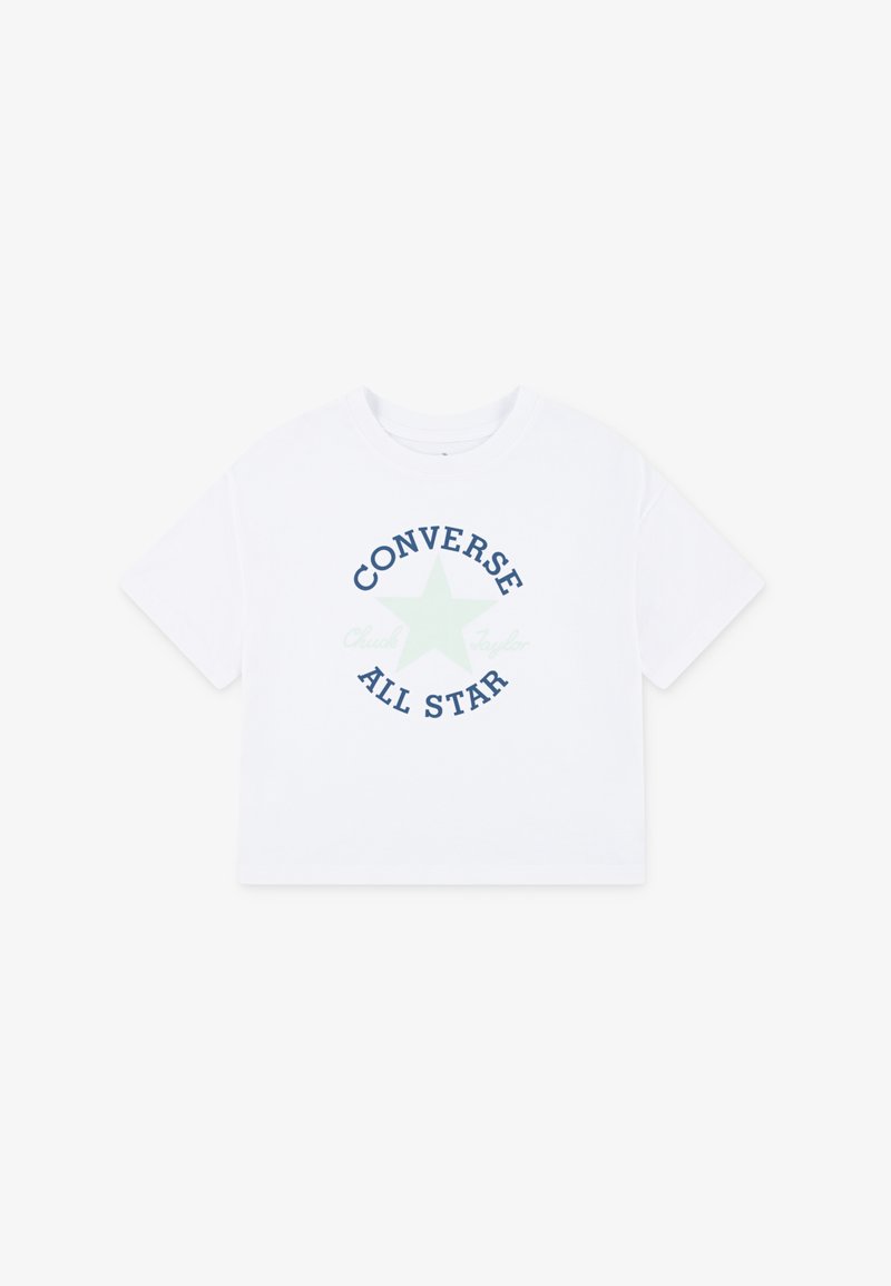 T-shirt blanc raccourci en coton. Présente un logo d'étoile bleu et vert avec le texte "Converse All Star" imprimé en gras. Manches courtes.