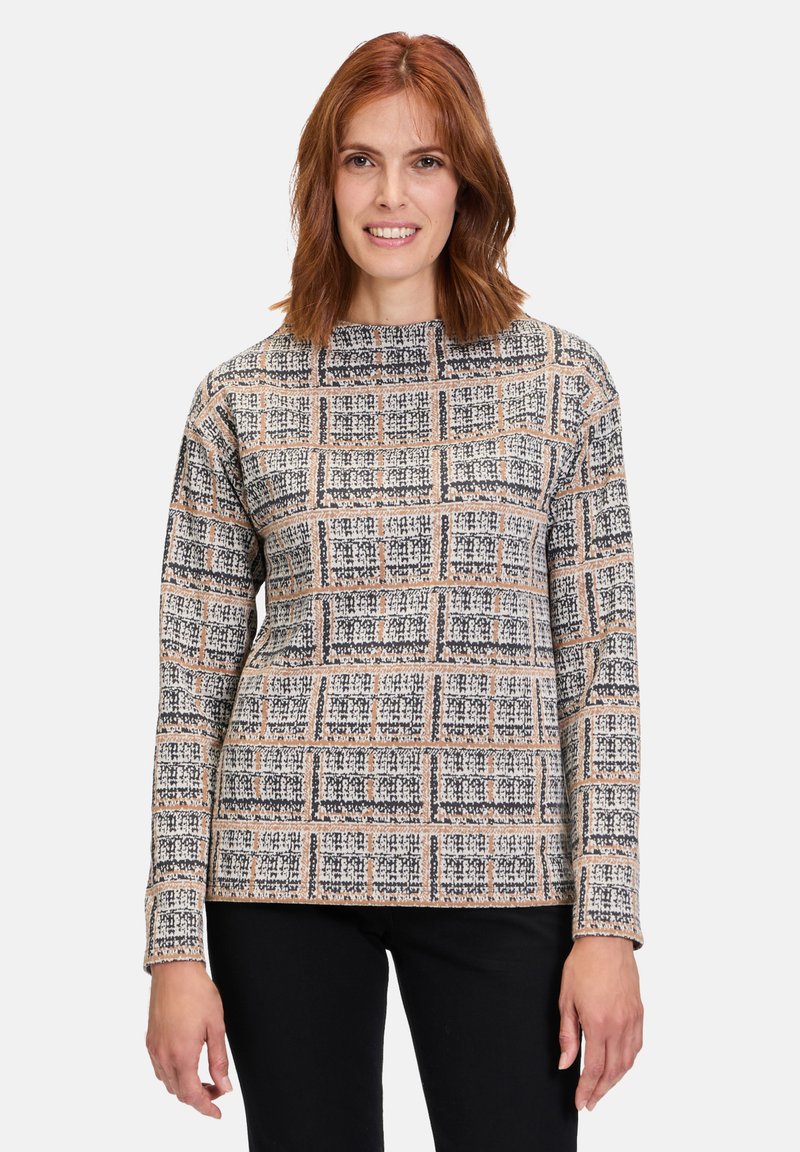 Langsleeve top in een textuurstof met een geometrisch patroon in beige, marineblauw en oranje tinten, met een rechte snit en ronde hals.