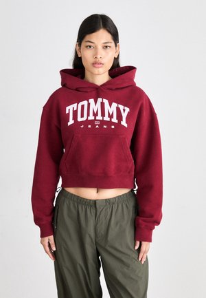 Tommy Jeans VARSITY HOODIE - Felpa - red carpet