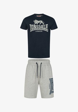 Námořnické tričko s bílým logem "Lonsdale London" a šedými šortkami na šňůrku se tmavě modrým logem na boku. Bavlněný materiál, volný střih.