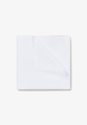 Witte stof met een gladde textuur, gevouwen met een hoek die iets naar beneden is geklapt, met schone randen en een uniforme tint.