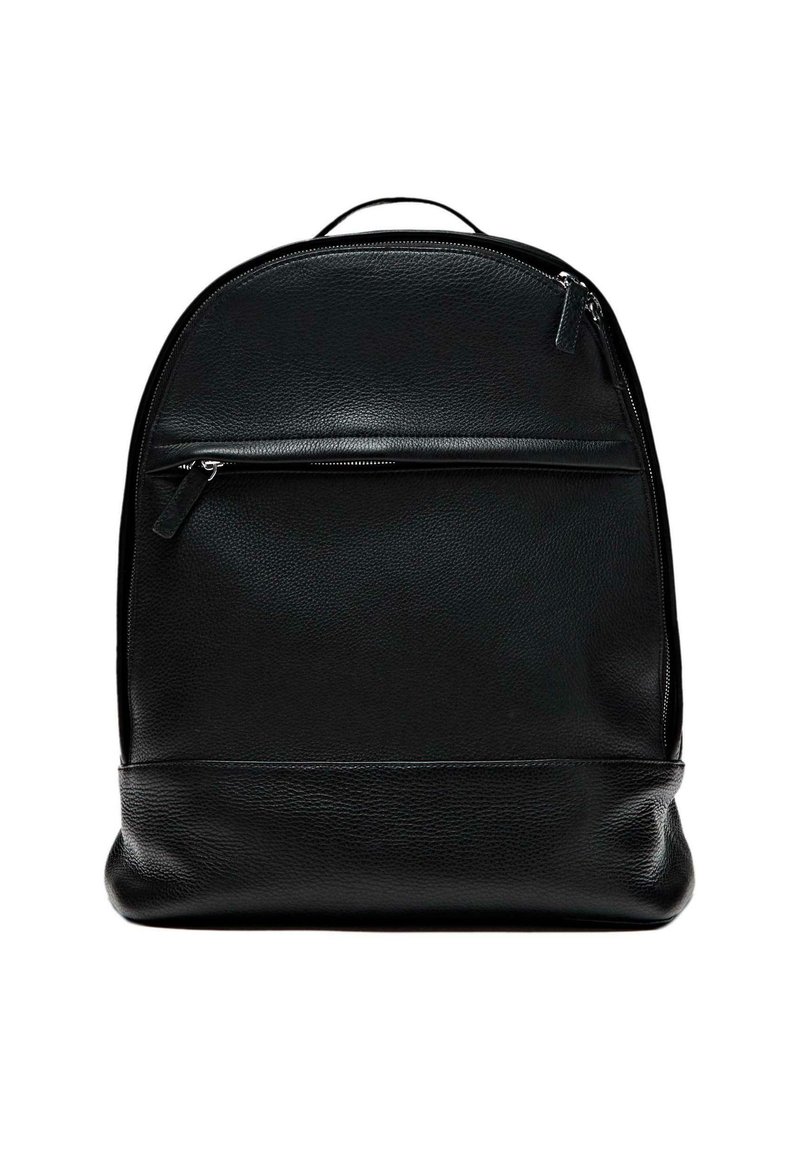 Zaino in pelle nera con finitura testurizzata, dotato di una tasca frontale con zip e design a cima arrotondata. Forma compatta e snella.
