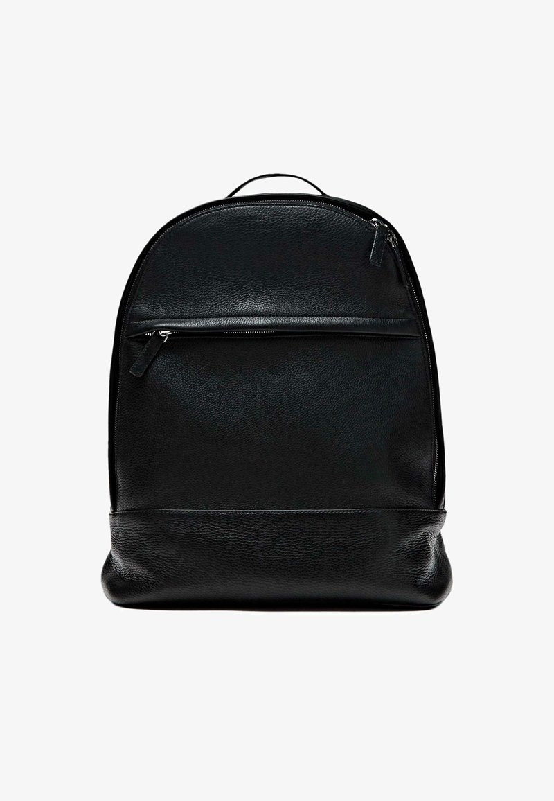 Czarny skórzany plecak o teksturowanym wykończeniu, z przednią kieszonką na zamek błyskawiczny i okrągłym kształtem górnym. Kompaktowy i smukły kształt.