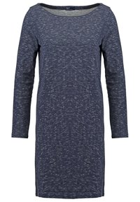 Abito lungo blu navy con maniche lunghe e scollatura ampia, realizzato in tessuto testurizzato con un motivo sottile, caratterizzato da una linea dritta e spacchi laterali.