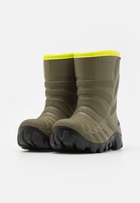 Stivali impermeabili verdi con finitura strutturata e design a scanalature, caratterizzati da un collare giallo brillante e suola in gomma nera.