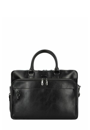 Valigetta in pelle nera con manici superiori doppi, una tasca con zip frontale e minuterie in tonalità argento. Texture liscia, forma rettangolare, dettagli minimi.