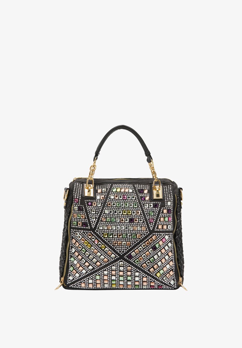 Bolso de mano negro con patrón geométrico adornado con tachuelas y cristales coloridos. Presenta herrajes dorados y dos asas superiores. Lados texturizados.