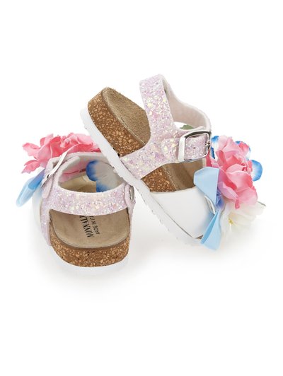 Πέδιλα για κορίτσια με σόλες από φελλό, λαμπερά ροζ λουριά και διακοσμητικά λουλούδια σε ροζ, μπλε και λευκό χρώμα με μπλε φιόγκο.